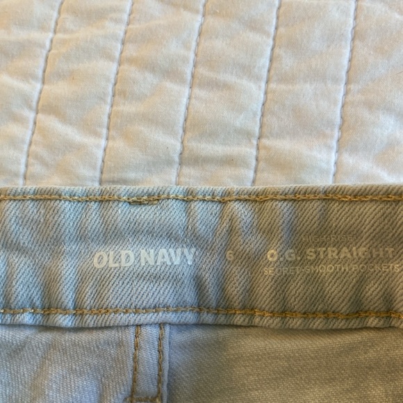 Woman’s old navy ripped Jean shorts - Picture 3 of 4